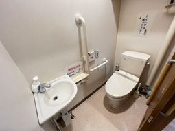 手すり設置のトイレ空間