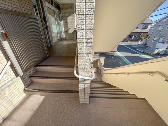 清潔感ある階段の風景