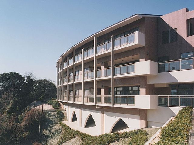 穏やかな環境の外観 外観 自然に囲まれた落ち着いた施設の建物。四季折々の風景を楽しむことができます。