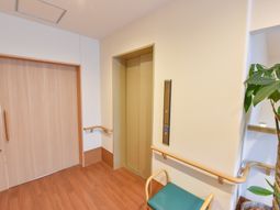 手すり付きの廊下とエレベーター