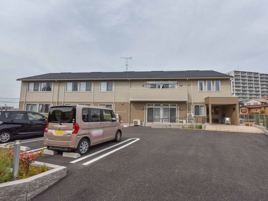 広々とした施設の外観