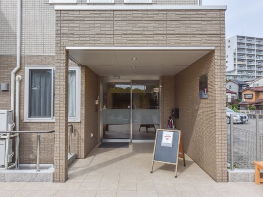 清潔感のある建物入り口