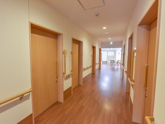 明るく広々とした廊下