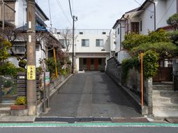 白い建物のある入り口