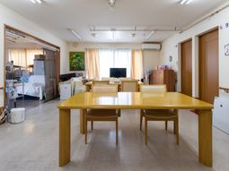 自然光が差し込むダイニングルーム