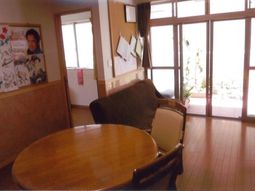 窓際の快適な休憩スペース