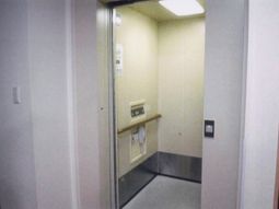 清潔なエレベーター空間