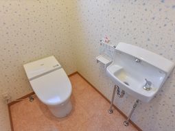 清潔なトイレと洗面台