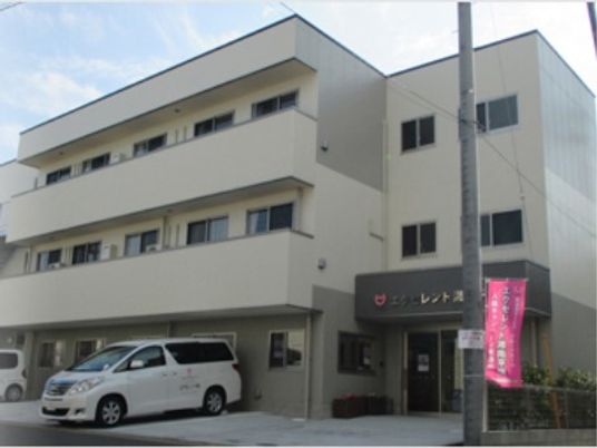 明るい建物の外観