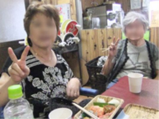 楽しい食事の様子