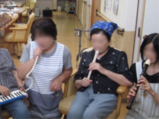 楽器演奏する利用者様