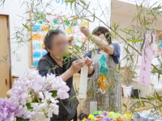 花飾り付けのアクティビティ
