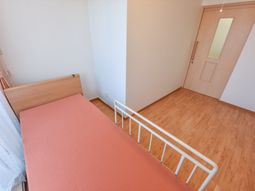 明るい個室の居室