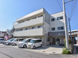 明るい外観の建物