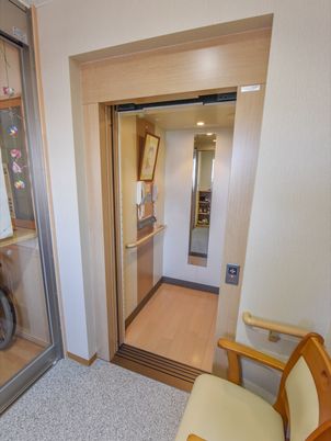 車椅子対応エレベーター