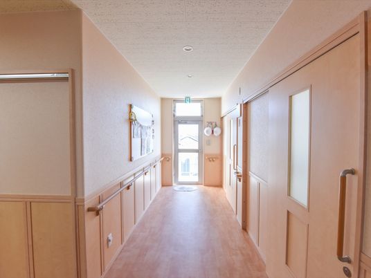手すり付きの明るい廊下