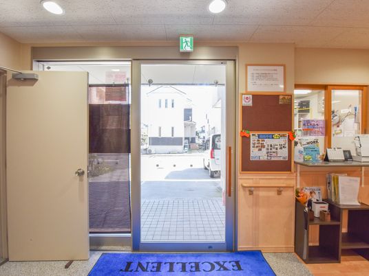 出入り自由な明るいエントランス