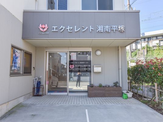 エントランスの建物正面