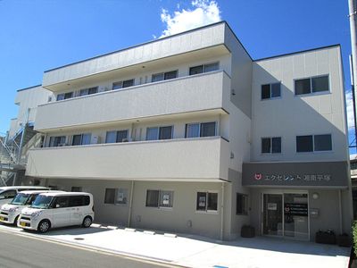 明るい外観の建物