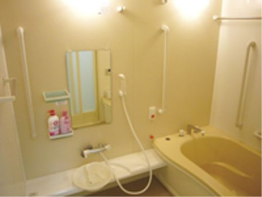 グループホーム はなことば 丘の上ホームの浴室。転倒防止の手すりや専用床材を使用し、緊急時のナースコールも完備しております。