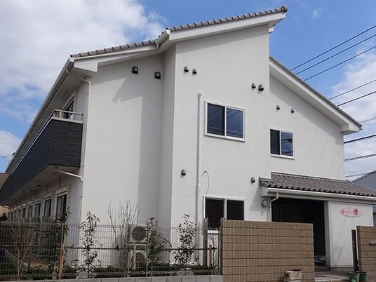 白い建物の外観  