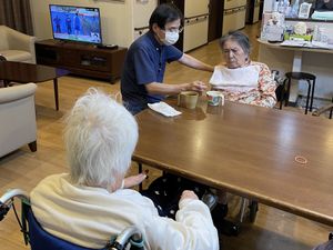 スタッフがお手伝いするダイニング
