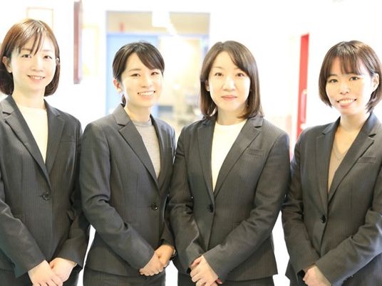女性スタッフが並ぶエントランス  