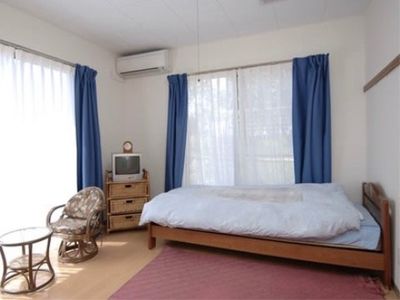 シンプルな居室の様子