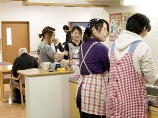 明るい食堂でのふれあい