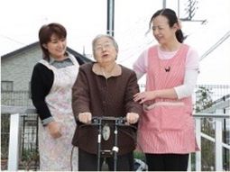 笑顔のスタッフと利用者