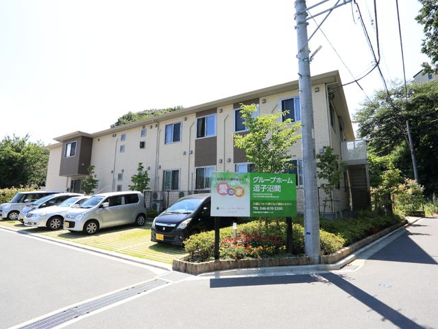 外観の施設と駐車場