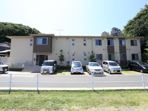 日差しの中、静かな外観