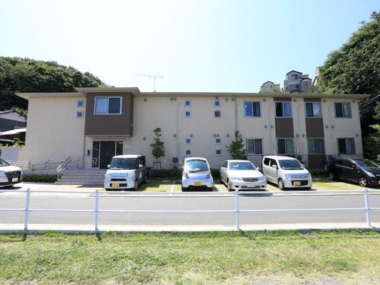 日差しの中、静かな外観