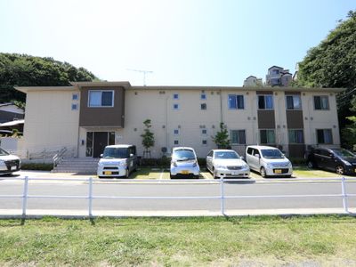 日差しの中、静かな外観