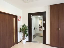 廊下とエレベーターの入口