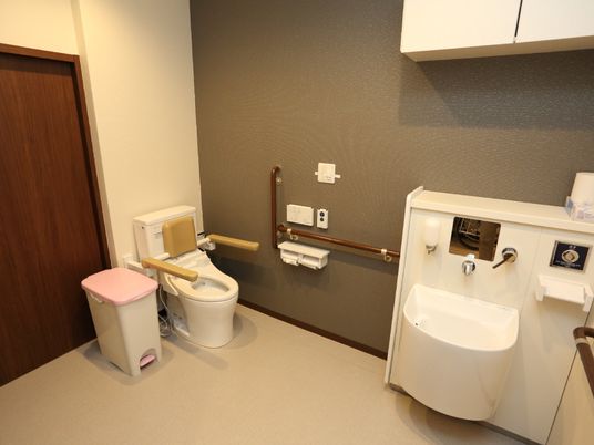 バリアフリー設計の洗面台とトイレ