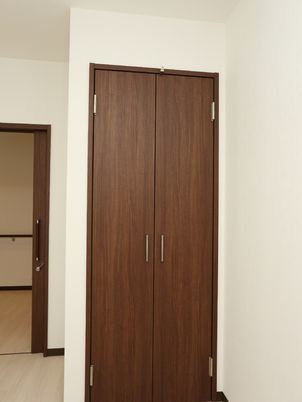 茶色のクローゼット扉