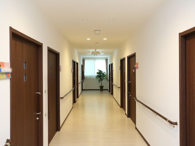 明るい廊下の風景