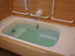 安全な手すり付き浴室