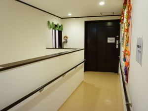 廊下の奥にエレベーター