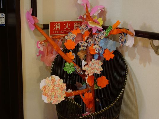 消火器に装飾された手作り花