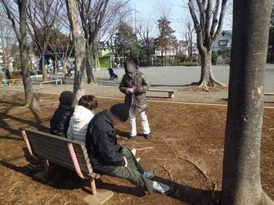 公園で過ごす人々