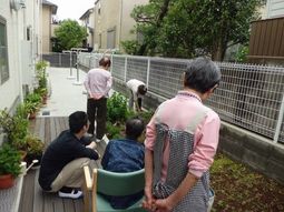 庭での活動を楽しむ人々