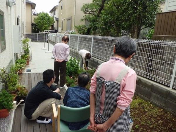 庭での活動を楽しむ人々