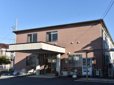 明るく落ち着いた建物外観