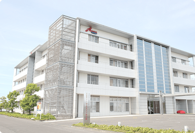 白い建物の外観