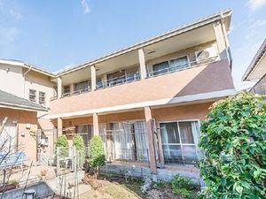 明るい日差しの居室外観