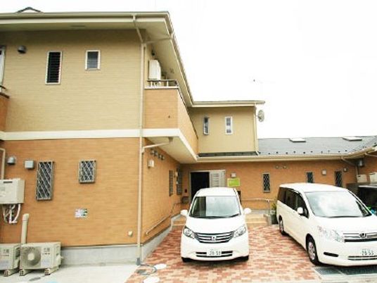 建物外観と駐車場  