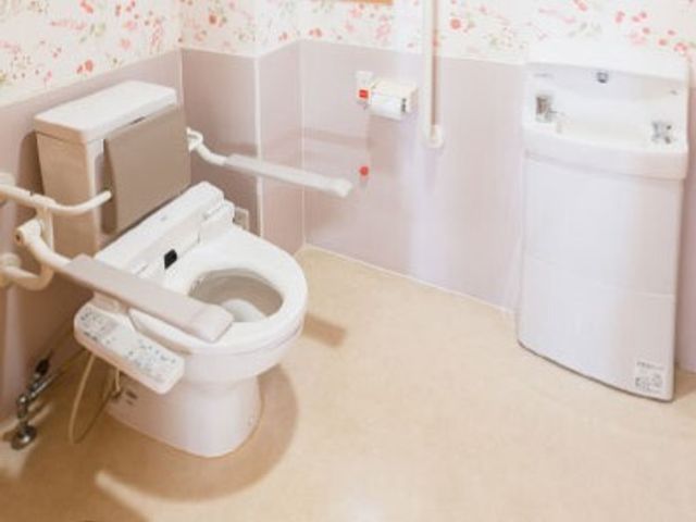 バリアフリー設計のトイレ トイレ 手すりが設置された清潔なトイレです。快適にご利用いただける環境が整っています。