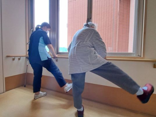 体操をする二人の人